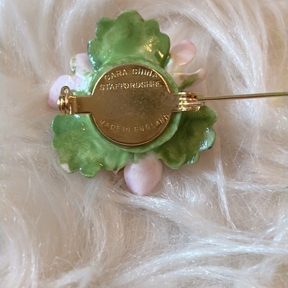 Vintage Staffordshire 3 pink pansy flower porcelain brooch - Picture 3 of 3